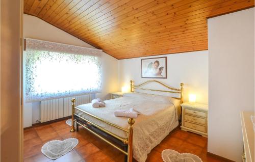 EnemonzoCasa Profumo Di Bosco的一间卧室设有一张床和木制天花板