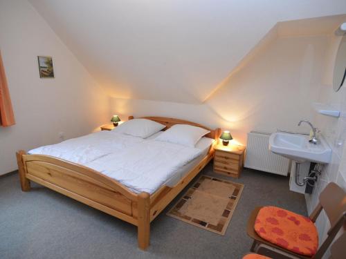 梅德巴赫Nice holiday home near ski area的一间卧室设有一张大床和一个水槽