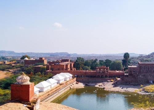 焦特布尔Bijolai Palace - A Inde Hotel , Jodhpur的享有河流和建筑的城镇景色