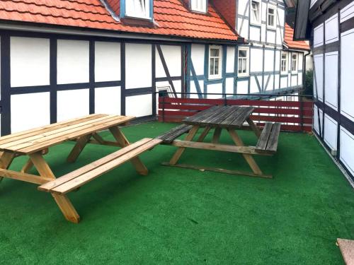 TrubenhausenModern holiday home in Hessen with private terrace的大楼内天井上的野餐桌和长凳