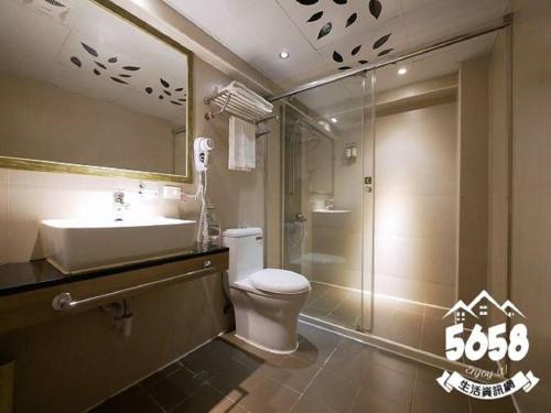高雄R8环保商旅的浴室配有卫生间、盥洗盆和淋浴。
