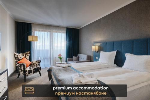 班斯科SPA Resort St Ivan Rilski - Halfboard & All Inclusive的酒店客房带一张大床和一把椅子