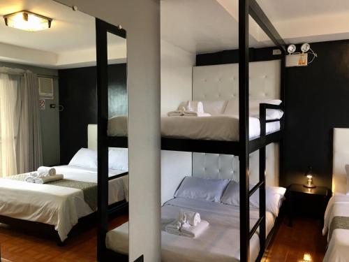 大雅台奢华酒店的客房设有两张双层床和镜子