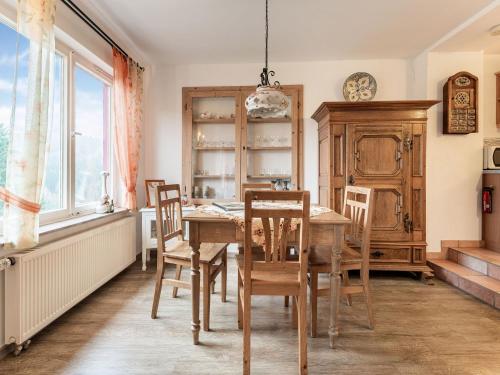Beautiful Apartment in Reifferscheid with Wellness Oasis餐厅或其他用餐的地方
