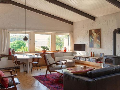 KleinichHoliday home in Kleinich with sauna的客厅配有沙发和桌子