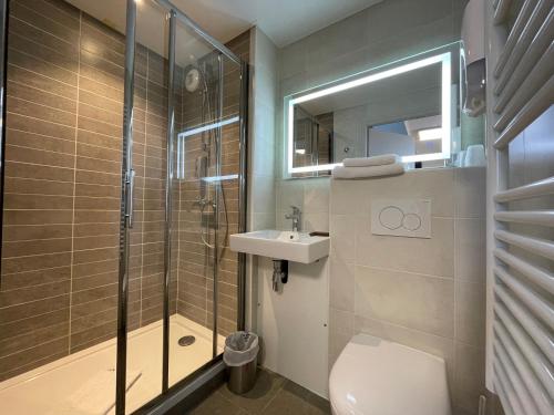 雷尼耶拉图尔迪沃尔酒店的带淋浴、卫生间和盥洗盆的浴室