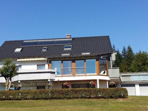 克尼比斯科涅比思公寓的屋顶上设有太阳能电池板的房子