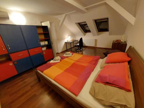 布达佩斯Queen Zita Apt 130 m2 near Chain Bridge的一间卧室配有一张大床,配有色彩缤纷的床单和橱柜
