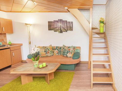 伦韦格地区诺伊豪斯holiday home with sauna Thuringian Forest的带沙发和桌子的小客厅