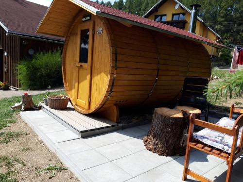 伦韦格地区诺伊豪斯holiday home with sauna Thuringian Forest的一个带桌子和椅子的大型木制桑拿浴室