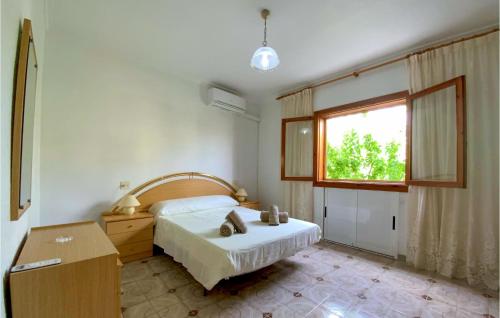 洛斯阿尔卡萨雷斯2 Bedroom Amazing Home In Los Alczares的一间卧室设有一张床和一个窗口