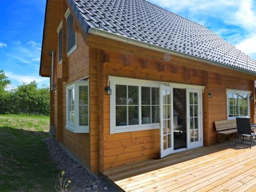 梅德巴赫Home in Wissinghausen with Private Sauna的小木屋设有门廊和甲板