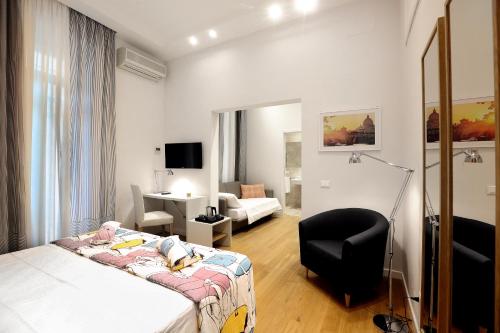 罗马Sofia's Suites Guesthouse的一间卧室,卧室内配有一张床和一把椅子