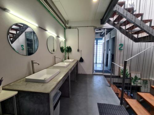 合艾荷布利特咖啡旅舍的一间带两个盥洗盆和大镜子的浴室