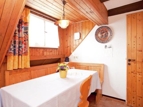 UrbergKomfortable Ferienwohnung im Schwarzwald的一间设有白色桌子和窗户的用餐室