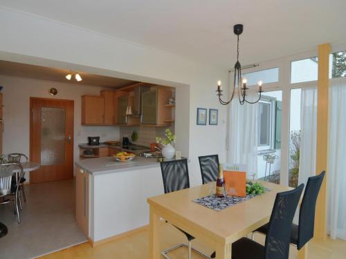 豪岑贝格Apartment in Hauzenberg with private terrace的厨房以及带桌椅的用餐室。