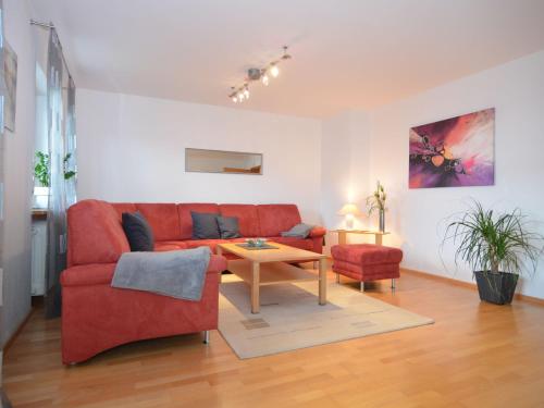 豪岑贝格Apartment in Hauzenberg with private terrace的客厅配有红色的沙发和桌子