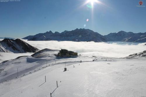 翁特陶埃恩Wallackhaus hütte的山上雪地中的滑雪场