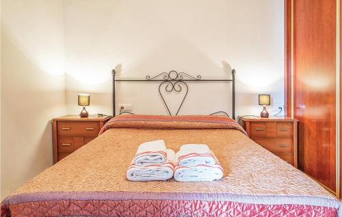 科尔多瓦科尔多瓦C/布恩牧歌公寓的一间卧室配有一张床,上面有两条毛巾