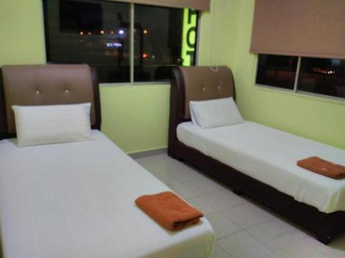 Paka北加INN酒店的客房设有两张床和窗户。