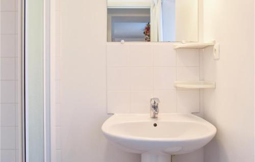 Deux-Jumeaux丽奥迪亭台度假屋的白色的浴室设有水槽和镜子