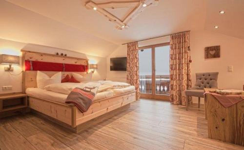 普夫龙滕Pension Alpenblick的一间卧室设有一张大床和一个大窗户