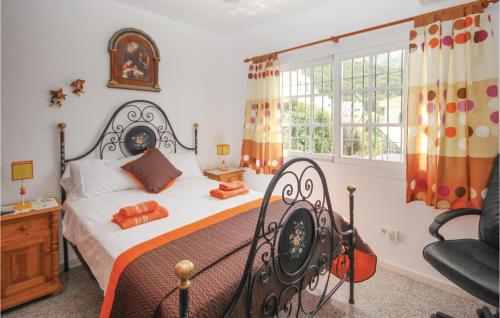 米哈斯Nice Home In Mijas Pueblo With Kitchen的一间卧室设有一张大床和一个窗户。