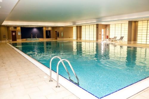 阿克菲尔德东萨西克斯国家酒店，高尔夫度假村&SPA的蓝色海水大型室内游泳池