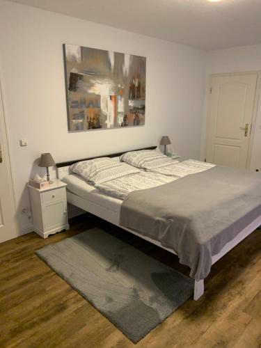 奎德林堡Ecke - der Romanik的卧室配有一张床,墙上挂有绘画作品
