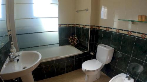 卡拉法特Apartamento con Espectaculares Vistas al Mar (Llobeta 3A)的浴室配有卫生间、盥洗盆和浴缸。