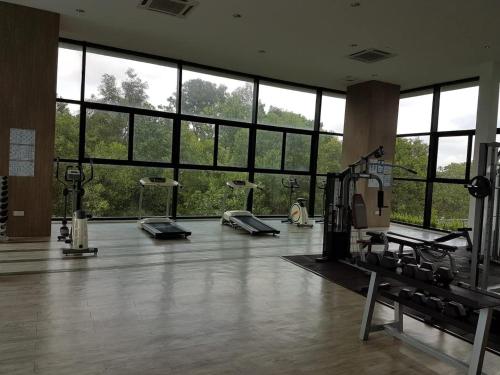 Skyloft comfortable apartment的健身中心和/或健身设施