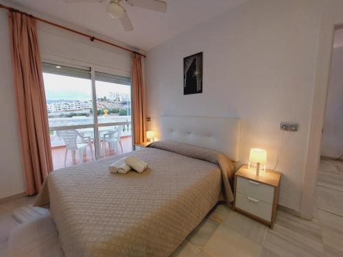 内尔哈卡皮斯托诺玫瑰公寓酒店的一间卧室设有一张床和一个大窗户