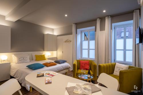 吉弗里Activinum的酒店客房带两张床和一张桌子以及椅子。