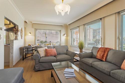 德帕内Maison Emile的客厅配有两张沙发和一张桌子