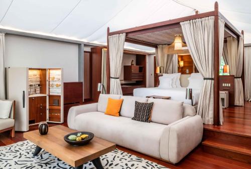 Santo AntónioSundy Praia Lodge的客厅配有沙发和1张床