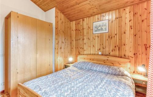 奈维加勒Mercurio 5的小木屋内一间卧室,配有一张床