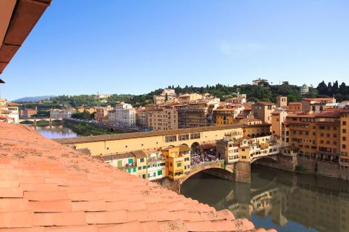 佛罗伦萨佛罗伦萨肖像酒店 -鲁嘉尔诺系列酒店的享有一座带桥梁和河流的城市美景