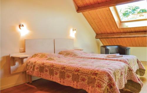 RoiselLes Renoncules Des Champs的一间卧室设有两张床和窗户。