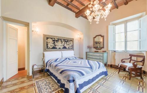 Sant' Alessio贝格尼度假屋的一间卧室配有一张床、一把椅子和一个吊灯。