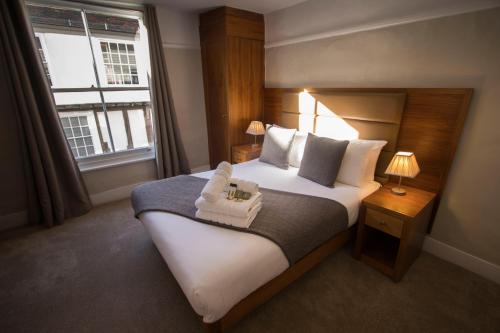 坎特伯雷大教堂大门酒店的酒店客房设有一张大床和窗户