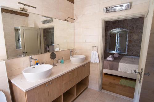 洛帕德Villa Lopud In Dubrovnik的一间带两个盥洗盆和大镜子的浴室