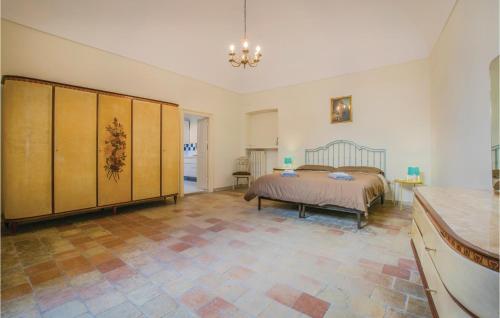 格拉维纳普利亚Gorgeous Apartment In Gravina In Puglia -ba- With Kitchen的大房间设有一张床铺和一张桌子
