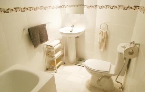 Estepona阿佩特公寓的白色的浴室设有卫生间和水槽。