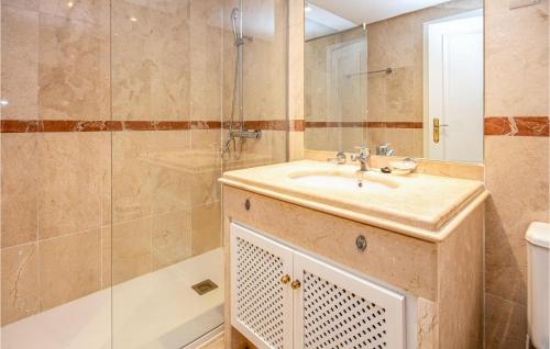 米哈斯科斯塔马贝拉罗萨里奥公寓的一间带水槽和淋浴的浴室