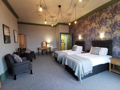洛斯托夫特维多利亚酒店的酒店客房,配有两张床和椅子