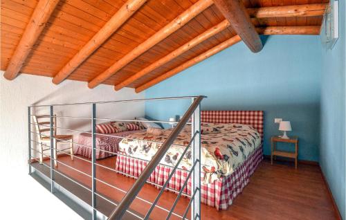 ArtogneLa Gallina的一间卧室设有一张床和木制天花板