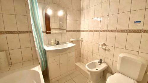 佩拉Casa de Campo LAGOA DOS SALGADOS的浴室配有盥洗盆、卫生间和盥洗盆。