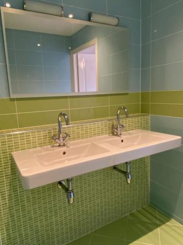 诺德韦克Fijn guesthouse的浴室设有2个水槽和镜子