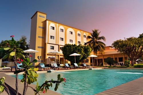 巴马科Dunia Hotel Bamako的大楼前设有游泳池的酒店