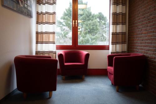卡尔斯特RadlStadl - Brauhaus und Hotel的一间设有两把椅子和窗户的等候室